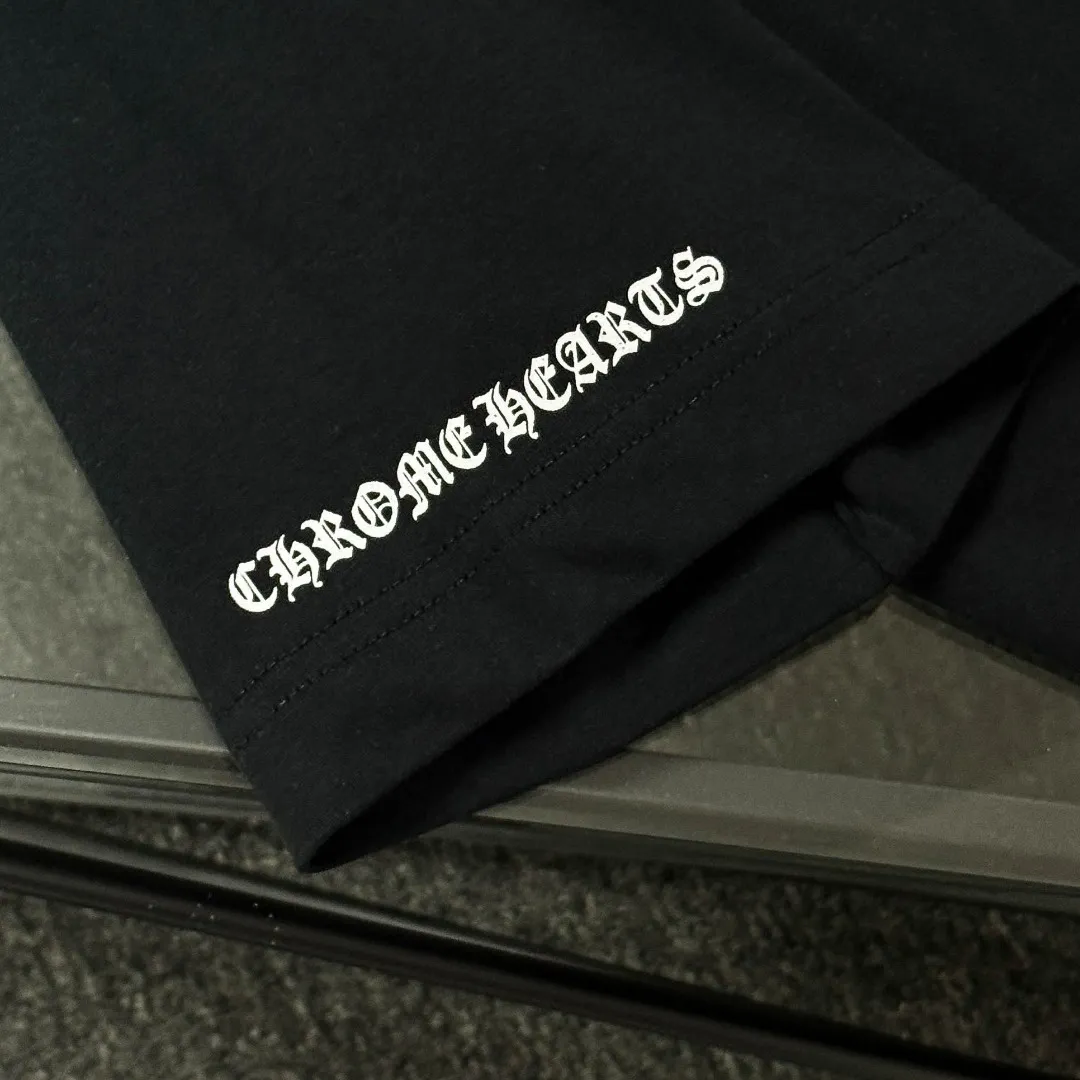 P170 Chrome Hearts 25 high-end versions. The fabric is made of 300 grams of high-density pure cotton. It does not deform or shrink. It has three labels. It is the same style for men and women. Technology: suede foaming + digital printing. Color: white, black. SIZE: S-XL.